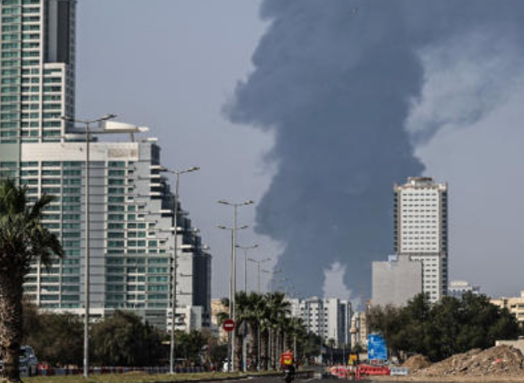 EEUU bombardea principal puerto petrolero de Irán sacudiendo la región