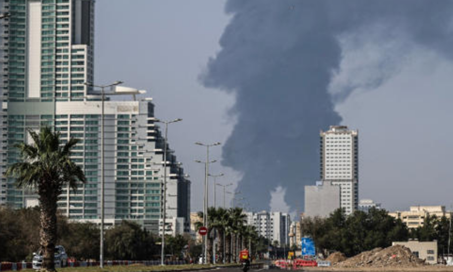 EEUU bombardea principal puerto petrolero de Irán sacudiendo la región