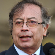 Petro denuncia posible bombardeo de Ecuador sobre Colombia