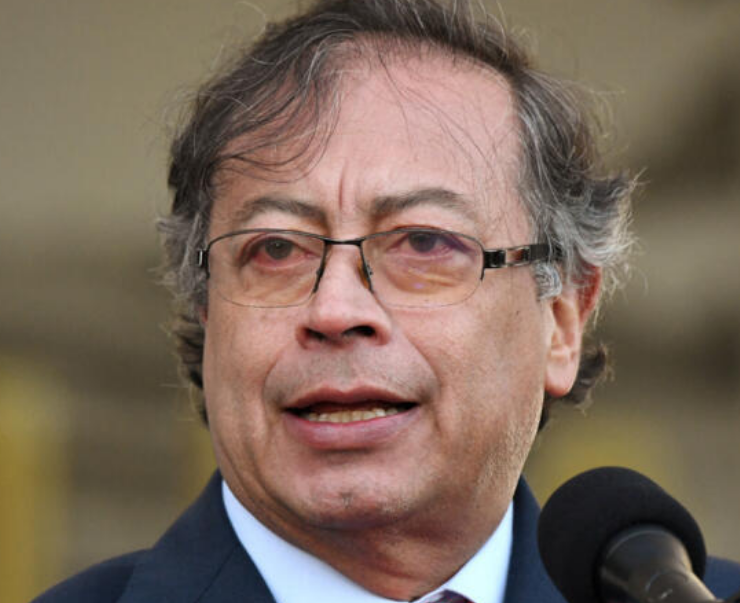 Petro denuncia posible bombardeo de Ecuador sobre Colombia