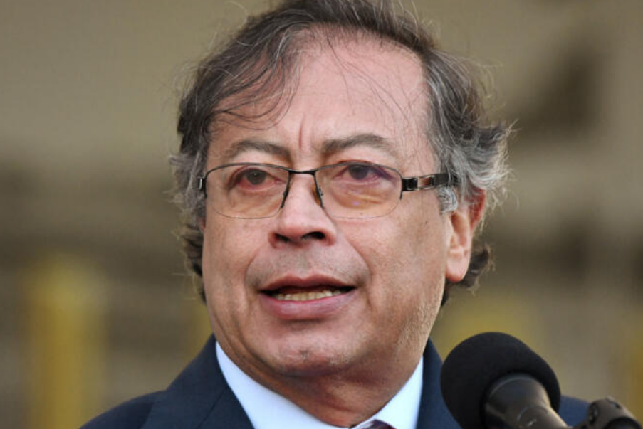 Petro denuncia posible bombardeo de Ecuador sobre Colombia