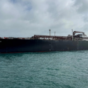 Petroleros cruzan el estrecho de Ormuz según asesor de la Casa Blanca