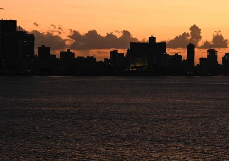 Cuba restablece red eléctrica pero de forma parcial