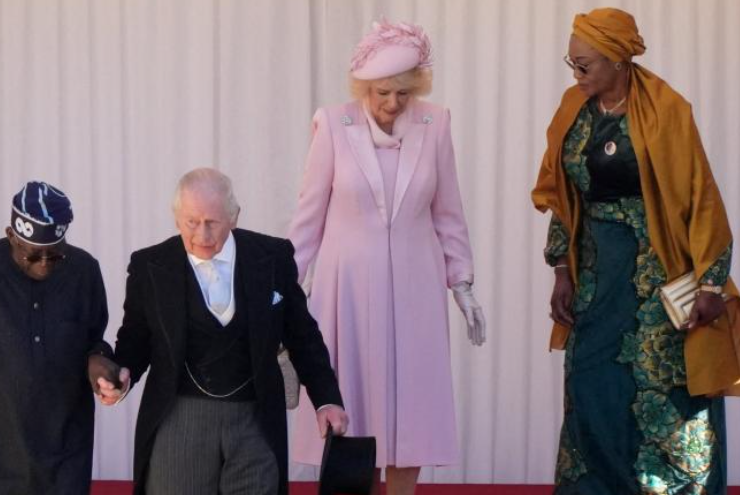 Carlos III es obligado a ajustar el protocolo por la visita del presidente de Nigeria