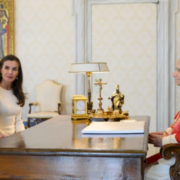 Los reyes de España y el Papa conversan por casi una hora