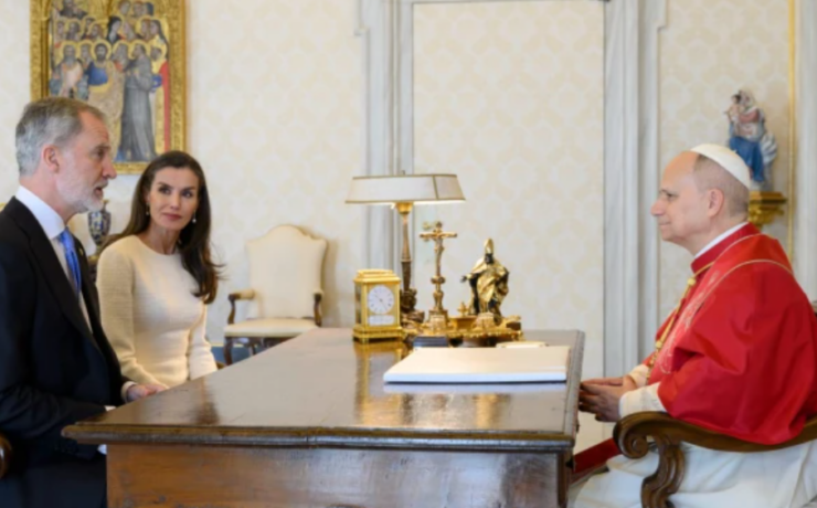 Los reyes de España y el Papa conversan por casi una hora