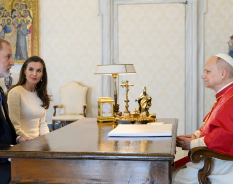Los reyes de España y el Papa conversan por casi una hora