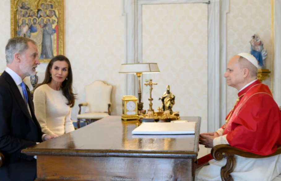 Los reyes de España y el Papa conversan por casi una hora