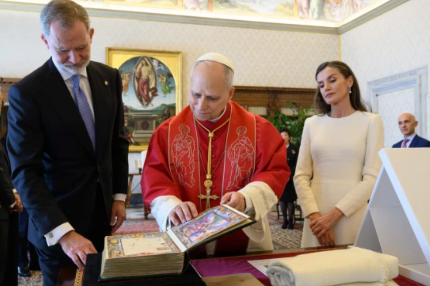 Los reyes de España y el Papa conversan por casi una hora