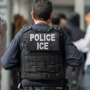 ICE vigila con armas los aeropuertos de EEUU
