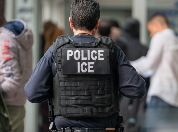 ICE vigila con armas los aeropuertos de EEUU