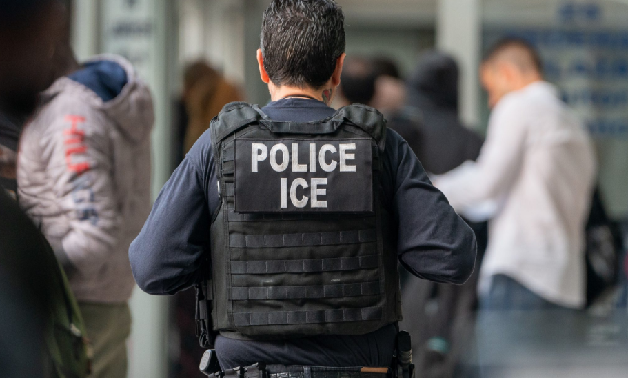 ICE vigila con armas los aeropuertos de EEUU