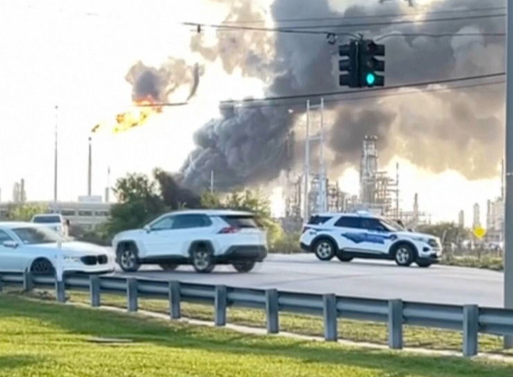 Refinería de Texas explota provocando grandes incendios