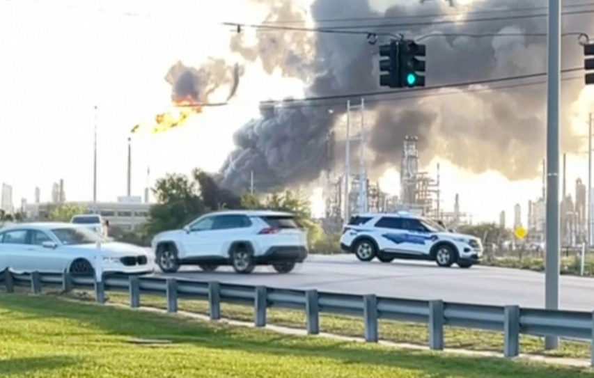Refinería de Texas explota provocando grandes incendios