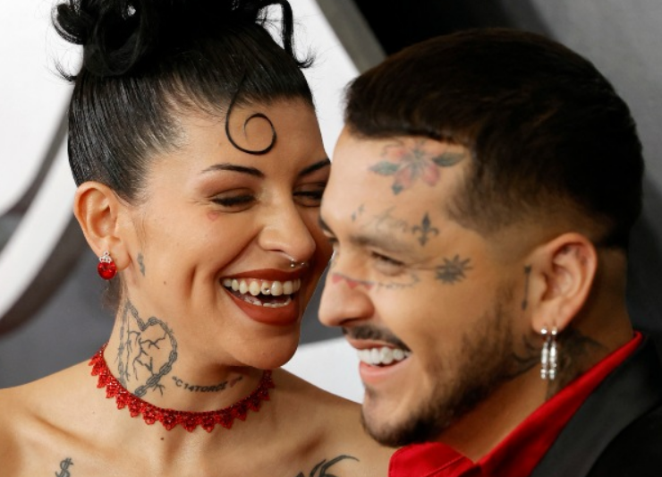 Sacerdote exhibe foto de Cazzu y Nodal