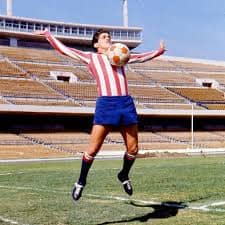 Salvador “Chava” Reyes es uno de los máximos goleadores del Duelo entre rojiblancos y rojinegros, dejando una huella imborrable en la historia del Clásico Tapatío con Chivas.