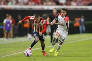 Chivas y Atlas protagonizan el histórico Duelo entre rojiblancos y rojinegros, considerado el clásico más antiguo del fútbol mexicano.
