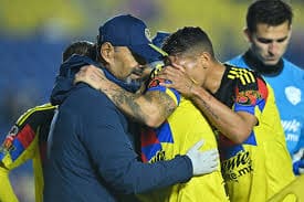 Víctor Dávila salió lesionado tras una jugada en el área durante el partido del América en la jornada nueve, encendiendo las alarmas por la gravedad de su lesión.