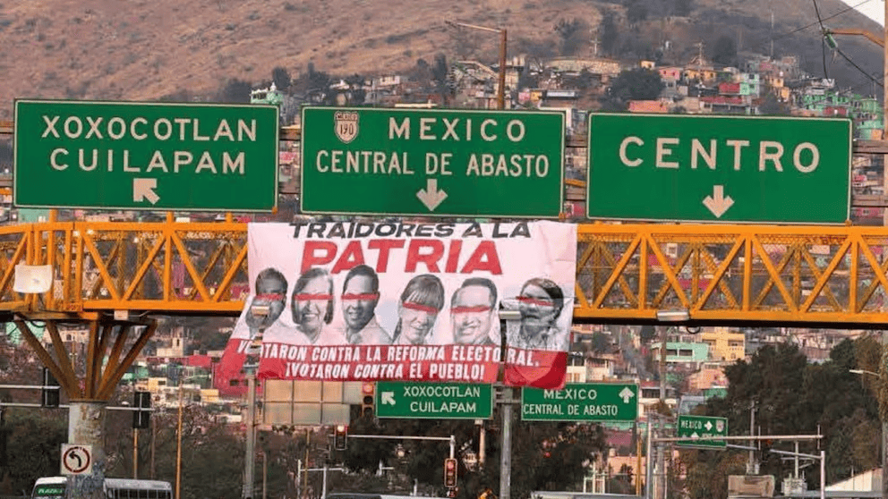 Diputados señalados en las lonas