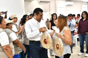 El gobernador Javier May Rodríguez encabezó la entrega de apoyos a emprendedoras en el municipio de Centla, beneficiando a mil 200 jefas de familia con recursos del programa Tandas para la Mujer.