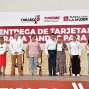 Entrega Gobernador Javier May 600 apoyos del programa Tandas para la Mujer