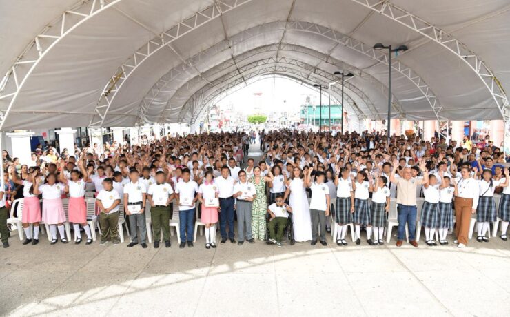 Entrega Javier May 3 mil 755 tabletas a estudiantes de secundaria en Huimanguillo