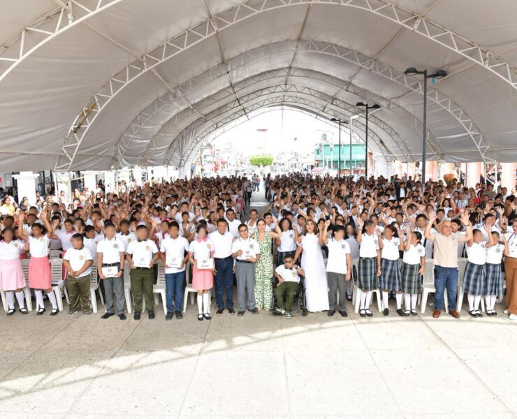 Entrega Javier May 3 mil 755 tabletas a estudiantes de secundaria en Huimanguillo