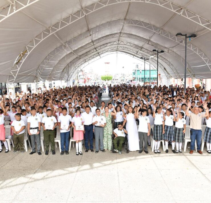 Entrega Javier May 3 mil 755 tabletas a estudiantes de secundaria en Huimanguillo
