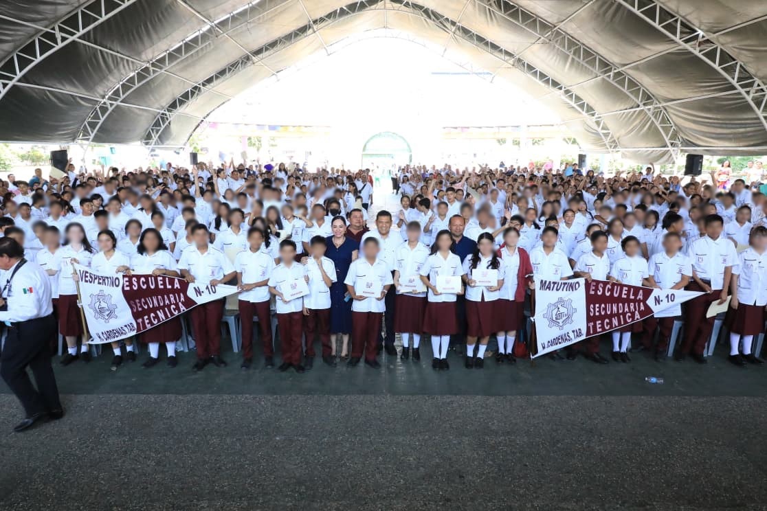 Entrega de tabletas electrónicas en Cárdenas