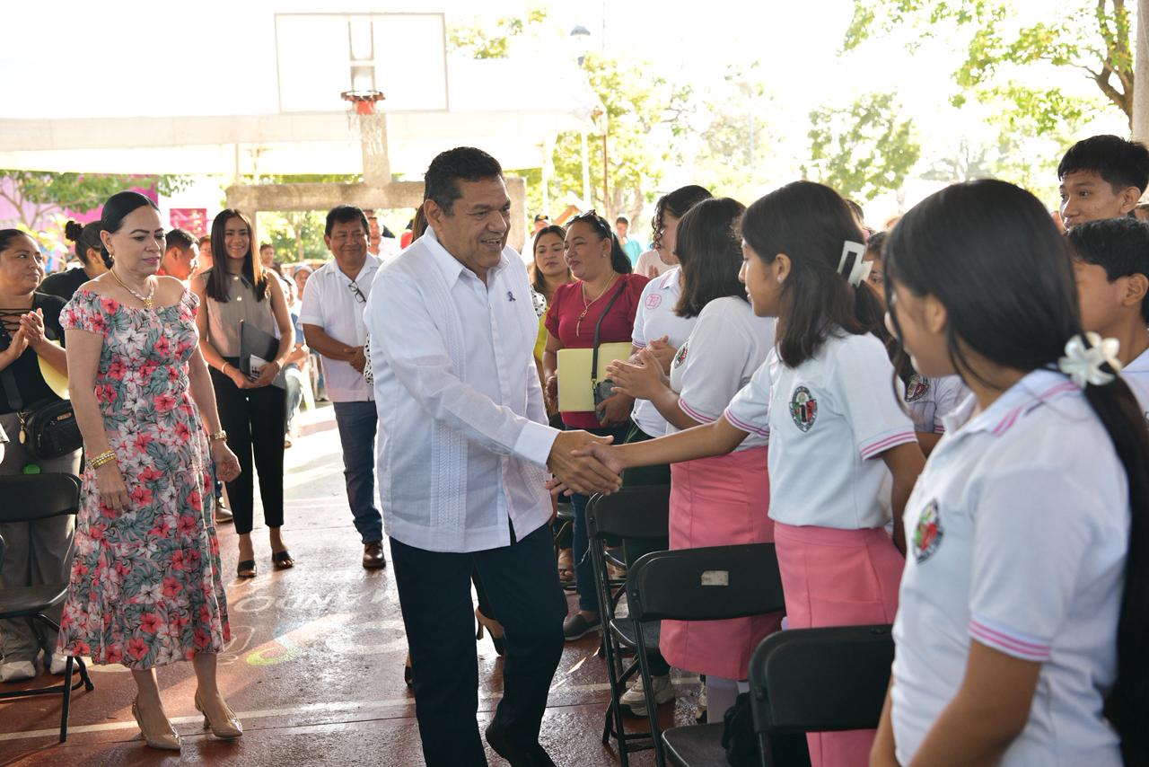 Entrega el gobernador Javier May Rodríguez tabletas a estudiantes de secundaria 