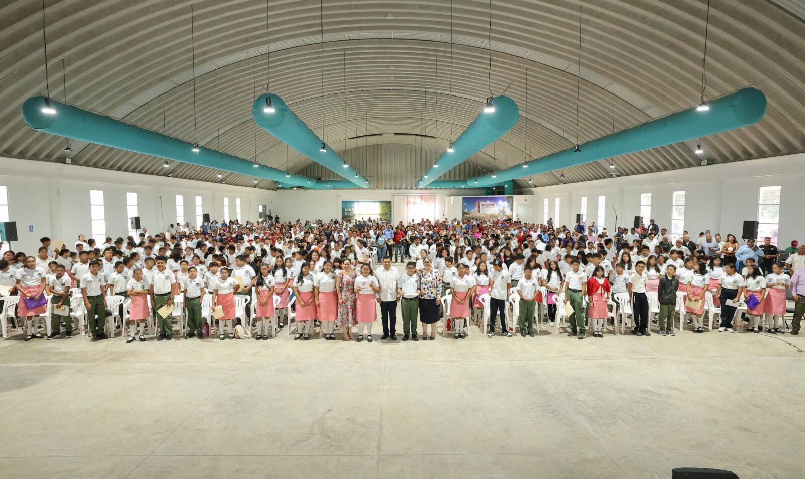 Entrega gobernador Javier May tabletas a estudiantes de secundaria en la Región de Los Ríos