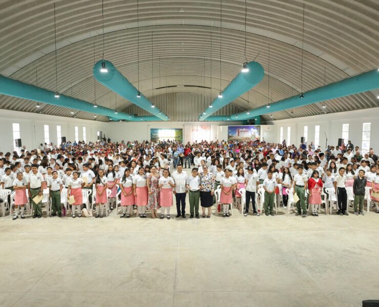 Entrega gobernador Javier May tabletas a estudiantes de secundaria en la Región de Los Ríos