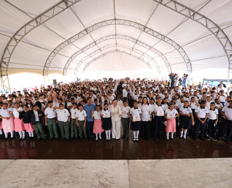 Entregan tabletas a estudiantes de secundaria de Centro y Nacajuca