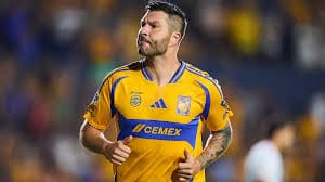El francés André-Pierre Gignac es el máximo goleador del Clásico Regio, convirtiéndose en una de las figuras históricas de La rivalidad que divide a Nuevo León.