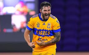 El francés André-Pierre Gignac apareció en el tiempo agregado para marcar el gol que le dio el triunfo a Tigres ante Monterrey, en una noche donde el clásico regio se vistió de amarillo.