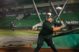 Las actividades comenzaron con trabajo extra de estiramiento, seguido de la apertura de jaulas y sesiones tempranas para catchers