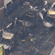 Incendio de ambulancias de voluntarios judíos frente a sinagoga