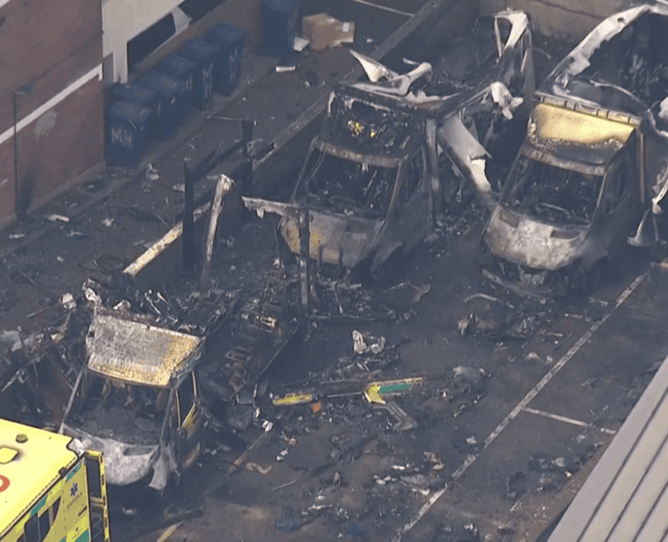 Incendio de ambulancias de voluntarios judíos frente a sinagoga