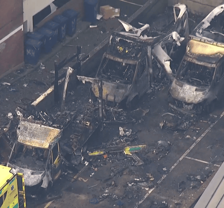 Incendio de ambulancias de voluntarios judíos frente a sinagoga