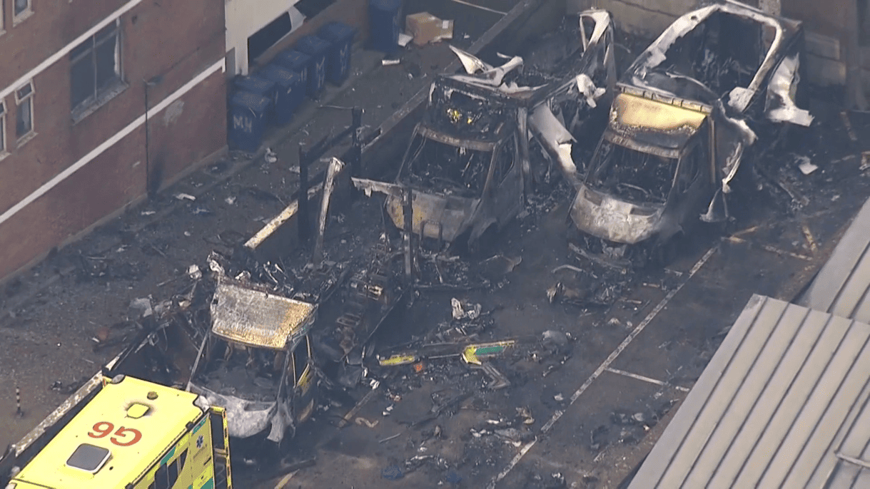 Incendio de ambulancias de voluntarios judíos frente a sinagoga