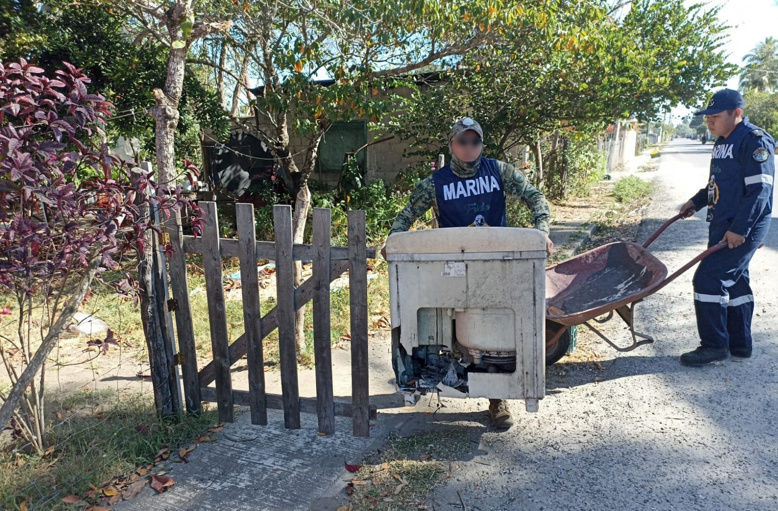 Inicia la Secretaría de Marina Campaña de Descacharrización en Centla