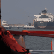 Irán condiciona el paso por el estrecho de Ormuz