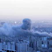 Israel y EEUU bombardean sede de la Asamblea de Expertos