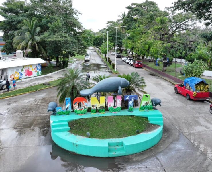 Gobernador Javier May entrega programas que benefician a jefas de familia y estudiantes