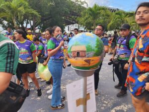 La exposición de balones hechos a mano llamó la atención de los asistentes durante el Día de la familia con deporte y diversión, destacando el talento artesanal y la creatividad presentes en esta gran fiesta en Yucatán.