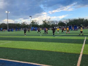 Familias participaron en el torneo relámpago durante el Día de la familia con deporte y diversión, una actividad que llenó de emoción el Complejo Deportivo Kukulcán.