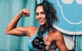 La diputada de Movimiento Ciudadano Macky González acompañó a Ricardo Ferretti durante la presentación de la iniciativa que busca crear un sistema nacional para detectar talento futbolístico en México.