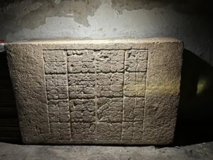 Los pobladores comentaron que se robaron metates y otras vasijas que estaban al pie y dentro de los cerros, donde sólo quedan pozos de saqueo