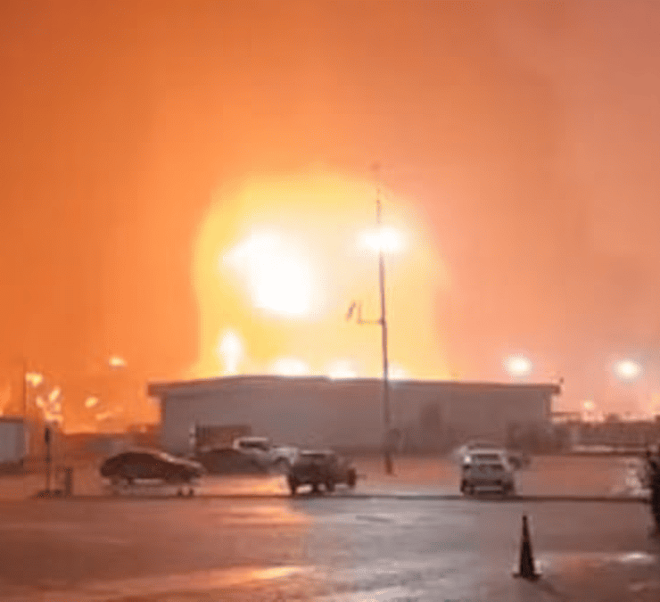 Pemex controla incendio en muelle de Dos Bocas