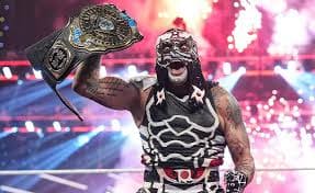 Penta levanta el Campeonato Intercontinental tras un Enfrentamiento histórico, consolidándose como nueva figura del mundo de la WWE.